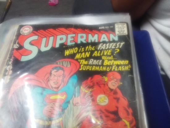 This is a terrible photo of a comic book. We can't see the condition because it's still in a bag, and half the cover isn't shown